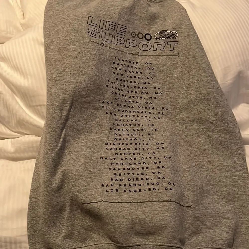 Madison Beer Tour Sweatshirt Small NEW - Picture 3 of 3
